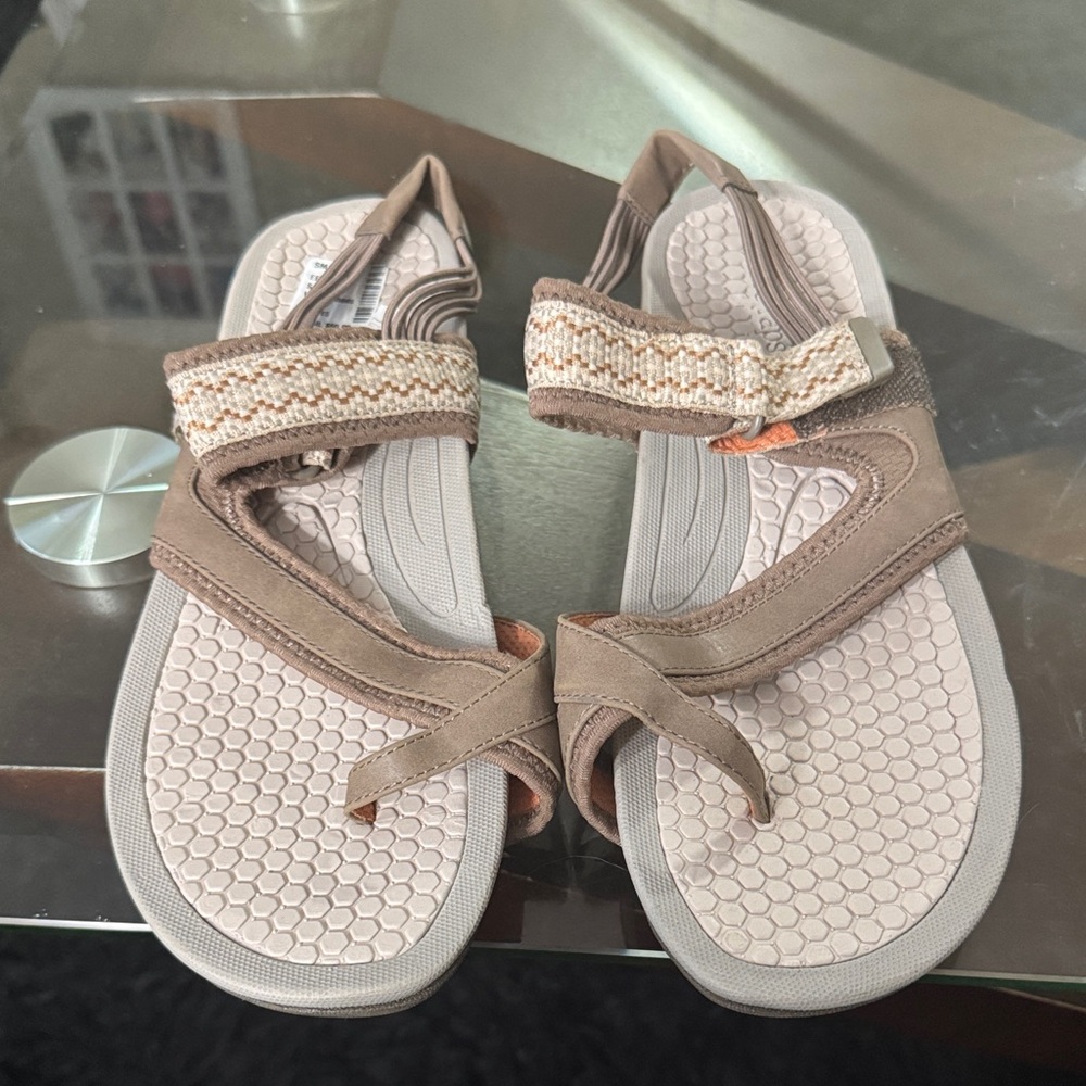 BareTraps Tan Sandals - Picture 3 of 10
